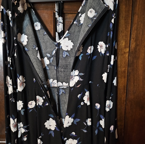 Very pretty romper, has pockets on the shorts - Picture 3 of 9